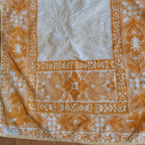 2 Steven's Utica fine arts collection bath towels - Picture 2 of 5